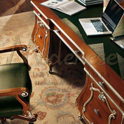 majestátní klasický italský luxusní nábytek ručně vyráběné kancelářské projekty z masivního dřeva psací stůl na míru elegantní na zakázku ručně vyřezávané detaily ze stříbrných listů pohodlné otočné křeslo s čalouněním z drahé kůže vyrobené v Itálii výkonné interiéry královské palácové kanceláře personalizovaný královský kancelářský nábytek na míru veřejný soukromý prezidentský kancelářský nábytek jedinečné vkusné tadiční nápady na výzdobu kanceláří špičkové tradiční barokní interiéry