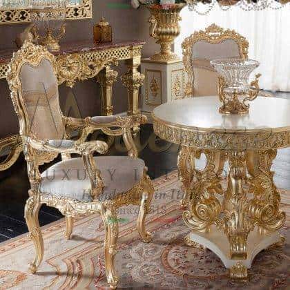 nejkvalitnější italský design ručně vyráběné luxusní židle s područkami masivní dřevo ruční řezby kompletní povrchová úprava listovým zlatem elegantní křesla do jídelny ušlechtilé materiály luxusní bytové dekorace prémiové ručně vyráběné interiéry řemeslná výroba ornamentální viktoriánský design ručně vyráběné dekorativní detailyelegantní bytový dekor barokní styl majestátní palácový nábytek projekt