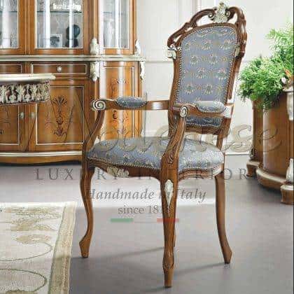 elegantní luxusní klasický design židle s područkami nadčasové rafinované nápady na jídelní židle na míru nábytek z masivního dřeva vyrobený v Itálii exkluzivní kvalita tradiční viktoriánský styl luxusní bytové dekorace prémiové ručně vyráběné interiéry řemeslná výroba ornamentální opulentní design ručně vyráběné řezby ručně vráběné dekorace detaily ze stříbrných listů elegantní bytové doplňky