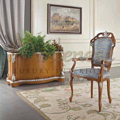 bohatý luxusní klasický design židle s područkami nadčasový rafinovaný jídelní židle nápady na míru nábytek z masivního dřeva vyrobený v Itálii exkluzivní kvalita tradiční viktoriánský styl luxusní bytové dekorace elegantní ručně vyráběné interiéry řemeslná výroba ornamentální opulentní design ručně vyráběné řezby ručě vyráběné dekorace detaily ze stříbrných listů elegantní vilové projekty