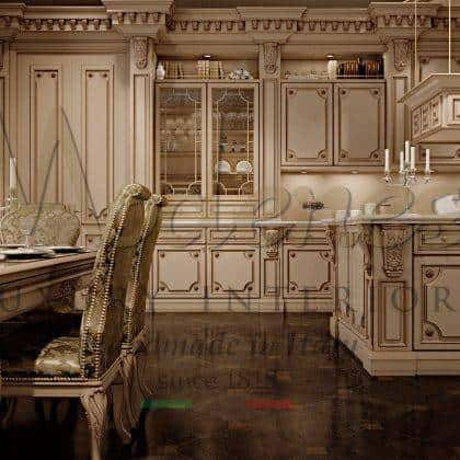 špičkový luxus Romantica - Lakovaný a patinovaný dřevěná verze kuchyně s italskými luxusními povrchovými úpravami pevný nábytek ručně vyráběná luxusní kuchyňská linka elegantní benátský barokní styl se zlatými detaily klasická dřevěná skříňka kuchyňská linka královský luxusní design exkluzivní vybavení vily špičkový klasický design exkluzivní nábytek ručně vyráběný mramor intarzovan špičková řemeslná výroba interiérů majestátní řemeslná výroba