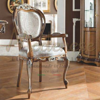 vytříbená prvotřídní kvalita luxusní klasická židle s područkami nejlepší kvalita elegantní vzácné rafinované látky vyrobeno v Itálii italské řemeslné zpracování jídelní židle z masivního dřeva s područkami ruční výroba interiérů krásný rokokový barokní styl látky na zakázku povrchová úprava exkluzivní nadčasový design francouzský nábytek replika nól design královský palác ornamentální nábytek na míru jídelní nábytek