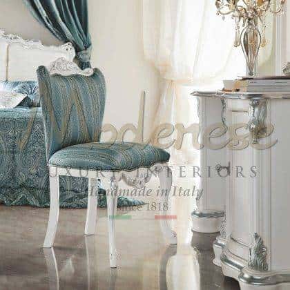 opulentní luxusní klasický design elegantní látkové křeslo nadčasové rafinované italské židle nápady na míru nábytek z masivního dřeva bíle lakovaný ručně vyřezávané detaily ve stříbrném listu vyrobené v Itálii jedinečná kvalita tradiční viktoriánský barokní styl luxusní bytové dekorace elegantní ručně vyráběné interiéry řemeslná výoba ornamentální bohatý styl elegantní projekty vybavení vily