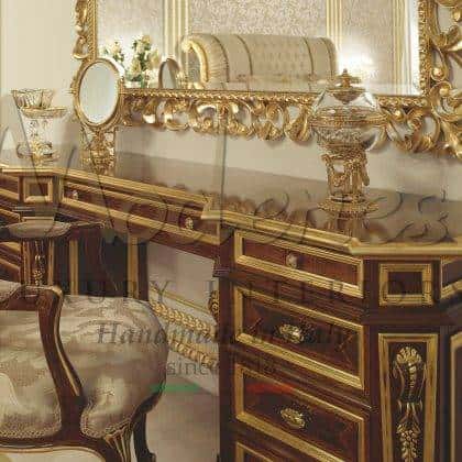 timeless premium quality handcrafted artisanal suit desk vanity unit handmade carvings goledn leaf details high-end made in Italy bespoke furniture majestic venetian mirros ideas refined best quality solid wood interiors ornamental interiors graceful home decorations royal palace traditional timeless venetian vitrines design
