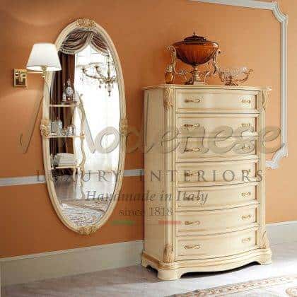 opulentní barokní nábytek v benátském stylu rafinované oválné nástěnné zrcadlo v barvě slonoviny ručně vyřezávané z masivního dřeva elegantní detaily zlatých litů empírový design dekorace v rafinovaném stylu italská řemeslná výroba