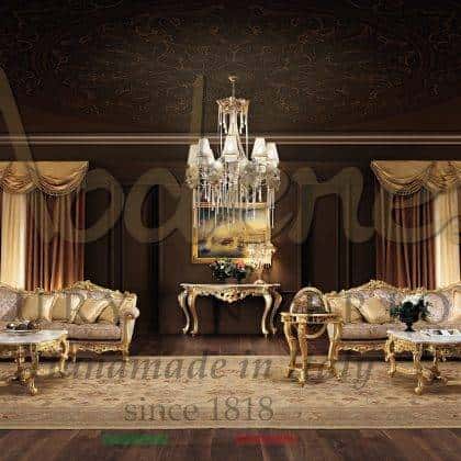 špičkový italský designový nábytek plný zlatých listů exkluzivní barokní benátské rokoko bytové dekorace ornamentální luxusní vyrobený v Itálii obývací pokoj elegantní nábytek nápady pohovky křesla a ručně vyráběné konferenční stolky z masivu s mramorovou deskou drahý obývací pokoj jedinečný italský design nejlepší tradiční interiéry na zakázku majestátní sedací souprava speciální design špičkové kvalitní interiéryz masivního dřeva řemeslná výroba nábytku do obývacího pokoje v Itálii