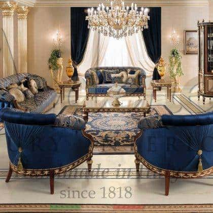královsky modré čalounění luxusní obývací pokoj luxusní kolekce nábytku perletí vykládané konferenční stolky vrchní rafinovaná kombinace látek materiály z masivního dřeva nejlepší italská kvalita exkluzivní řemeslné zpracování zakázkové projekty bytových doplňků prémiový klasický stylpříborník opulentní ručně vyráběné vitríny elegantní intarzie na zakázku