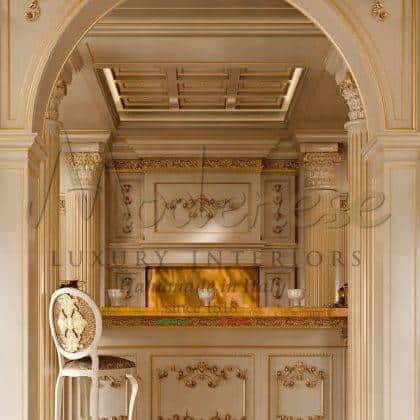 kuchyně Royal - Ivory (slonová kost) verze exkluzivní nábytek ručně vyrobený v Itálii z masivního dřeva dekorativní detaily zlatých plátků kuchyňský nábytek na míru empírový klasický dekor barokní benátský unikátní exkluzivní špičková kvalita ručn vyřezávaný vyrobený v Itálii klasický styl luxusní interiéry elegantní