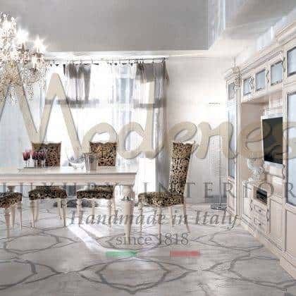 Moderní verze kuchyně s elegantním jídelním stolem detaily vyrobené v Itálii masivní dřevo královský palác luxusní jídelní židle nejlepší italský pevný nábytek ručně vyráběná klasická kolekce italský řemeslný domácí nábytek rafinovaný nejkvalitnější materiály vyrobené v Itálii luxusní televizní stolek elegantní ručně vyráběné vitríny královský palác kolekcestyl se stříbrnými detaily špičková exkluzivní řemeslná výroba interiérů