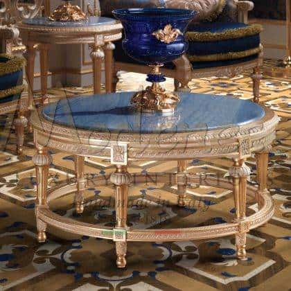 ručně vyráběný nábytek z masivního dřeva nejlepší kvality barokní majestátní konferenční stolek řemeslné zpracování italské řemeslné výroby azul vykládaný mramorem s luxusním povrchem z listového zlata tradiční eleantní styl přizpůsobení exkluzivní detaily dekoru vyrobeno v Itálii výroba