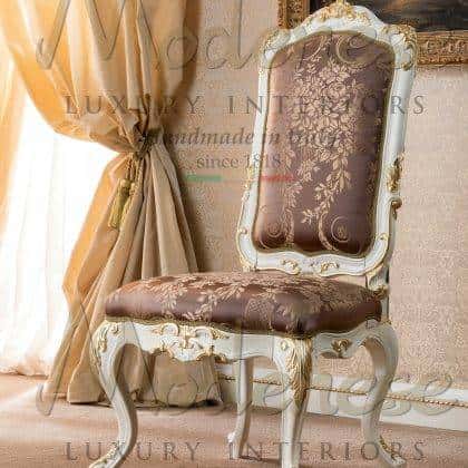 benátská klasická jídelní židle ručně vyrobená aplikace zlatých listů elegantní nápady pro luxusní jídelny francouzský nábytek repliky masivního dřeva nejlepší kvalita vyrobeno v Itálii ornamentální interiéry ručně vyráběný nábytek bohatý životní styl luxsní bydlení opulentní exkluzivní design židle italská řemeslná výroba