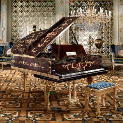 luxusní životní styl elegantní klavír forte originální nástrojová mechanika vyrobená v Itálii klavír, luxusní královský klavír, vyřezávaný klavír exkluzivní povrchová úprava z masivního dřeva na zakázku nejvyšší kvalita tradiční luxusní nábytek vyrobený v Itálii klasický styl prémiový ručně yráběný nábytek na úrovni s rafinovanými detaily z masivního dřeva