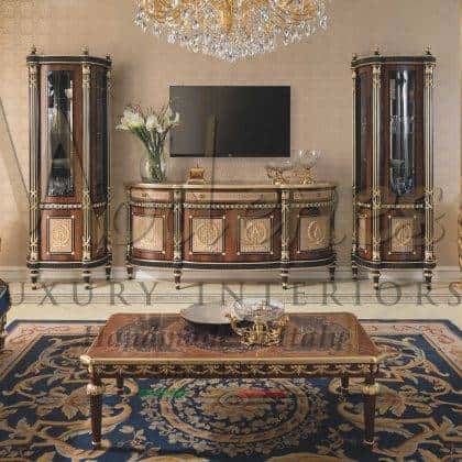 viktoriánský klasický luxusní nábytek italské řemeslné zpracování elegantní detaily rafinované povrchové úpravy nejkvalitnější materiály vyrobeno v Itálii prémiový nábytek luxusní televizní stolek elegantní rčně vyráběné vitríny královský palác exkluzivní kolekce obývacích pokojů