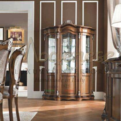 ručně zpracované masivní dřevo vyřezávané vykládané vitríny detaily luxusní italský barokní nábytek na zakázku dřevěný nábytek nejvyšší kvality výroba nábytku exkluzivně vyrobeno Itálii tradiční design stříbrné listy benátský styl dekorativní prvky