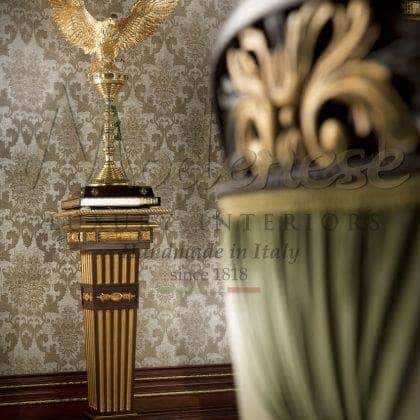 独家意大利制造 装饰柱花瓶架 传统的威尼斯式优雅细节 优雅精致的金叶饰面细节 手工雕刻的经典顶部 金色的木质饰面 实木装饰品 奢华的高端品质 意大利手工制造的家具