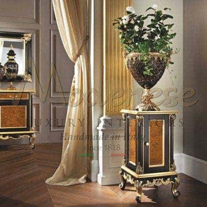 elegantní vykládaný černý sloupek vázy stojan ručně vyrobený z masivního dřeva detaily nábytku okouzlující elegantní rafinovaný zlatý list povrch majestátní benátské empírové zlaté řezby detaily barokní benátský styl vyrobenov Itálii na zakázku kvalitní design domácí dekorace vily interiéry