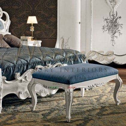 elegantní luxusní barokní styl bíle lakovaná královská benátská stříbrná listová úprava postelová lavice ručně vyřezávaná klasická postelová lavice masivní dřevo ornamentální dřevěná konstrukce luxusní nejkvalitnější materiál italská ruční výroba nábytku jedinečná exkluzivní kvalita z výroby v Itálii