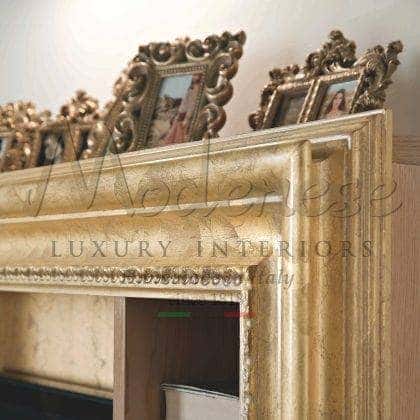 špičková rafinovaná kvalita sofistikovaná řemeslná výroba bílé patinované tv skříňky ruční výroba zlaté detaily povrchová úprava na zakázku špičkový nábytek vyrobený v Itálii majestátní tv skříňka design nejlepší prémiová kvalita interiérů z masivního dřeva ornamentální nábytek elegantní bytové dekorace královské paláce avily tradiční nadčasové barokní benátské exkluzivní tv skříňky design