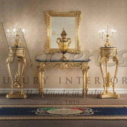 řemeslně ručně vyráběné vyřezávané benátské zlaté sloupové stojany na vázy výroba nejkvalitnější rafinovaná povrchová úprava vyrobeno v Itálii ručně vyráběný nábytek elegantní nejlepší azul mramor špičkový dekor povrchová úprava ručně vyráběné zlaté detaily tradiční benátské baroko kvalitní interiéry z masivního dřeva ekorativní nábytek projekty pro elegantní vybavení vyrobené v Itálii