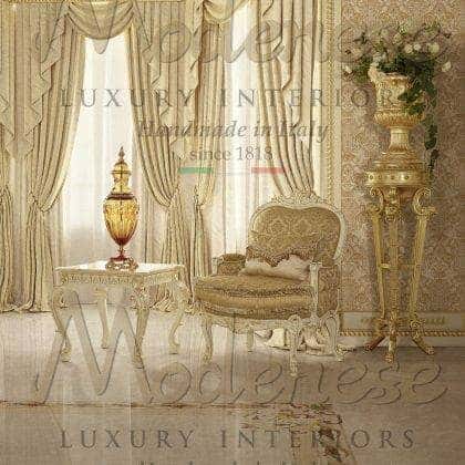 luxusní exkluzivní elegantní sloupcový stojan na vázu rafinované detaily zlatých plátků elegantní ručně vyráběný ornamentální špičkový dřevěný špičkový barokní benátský styl exkluzivní nábytek nejkvalitnější řemeslná výroba interiérů majestátní benátské vyřezávané bytové dekorace vily na zakáku dekorace na míru z masivního dřeva vyrobené v Itálii designový styl