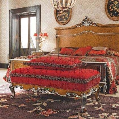 ručně vyráběný italský nábytek ručně vyráběný barokní tradiční benátský masivní dřevo vřesovcové (briar) dřevo postel lavice rafinovaná povrchová úprava postel vyrobená v Itálii špičkové čalouněné dekorace elegantní stříbrné listové detaily povrchová úprava exkluzivní designové nápadyinteriéry z masivního dřeva prémiové kvality exkluzivní luxusní design