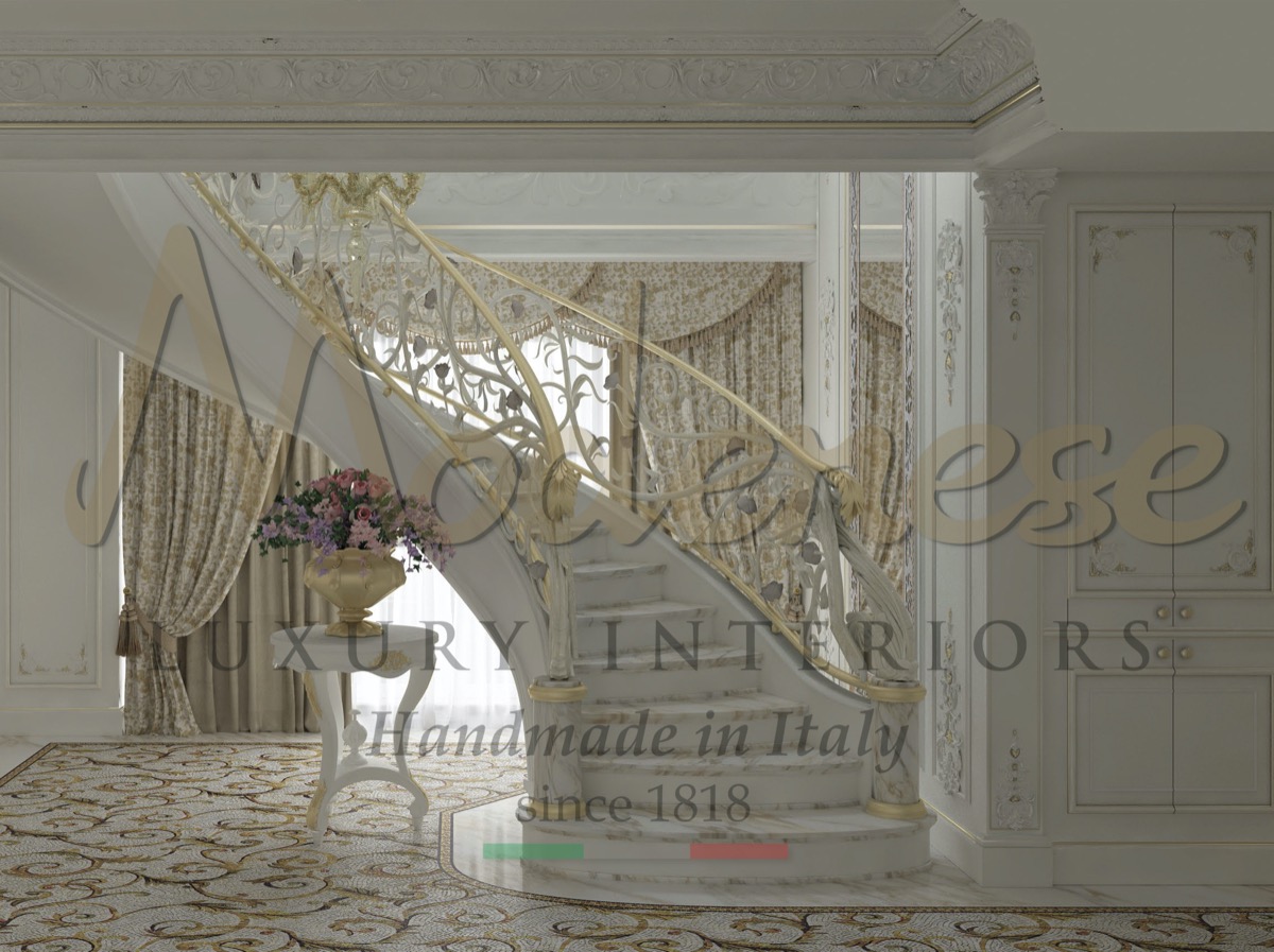 Élégant escalier classique fabriqué en Italie pour un projet de luxe à Moscou. Meilleure société de design d'intérieur. Meilleure production de meubles classiques traditionnels faits à la main.