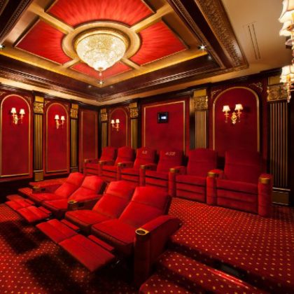 salle de cinéma maison luxe solution de design intérieur divertissement panneau boiserie écran HD système de son 3D film musique haut niveau qualité vie luxueuse fabriqué en Italie