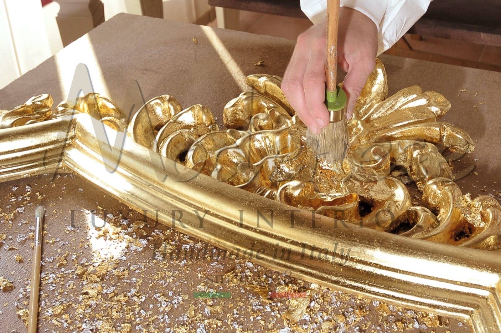 zlaté stříbro 24k vyřezávaný nábytek ručně vyrobený v Itálii luxusní italské kousky interiérový design řemeslná výroba ruční výroba řemeslníků benátský rokokový barokní styl luxusní dekorace