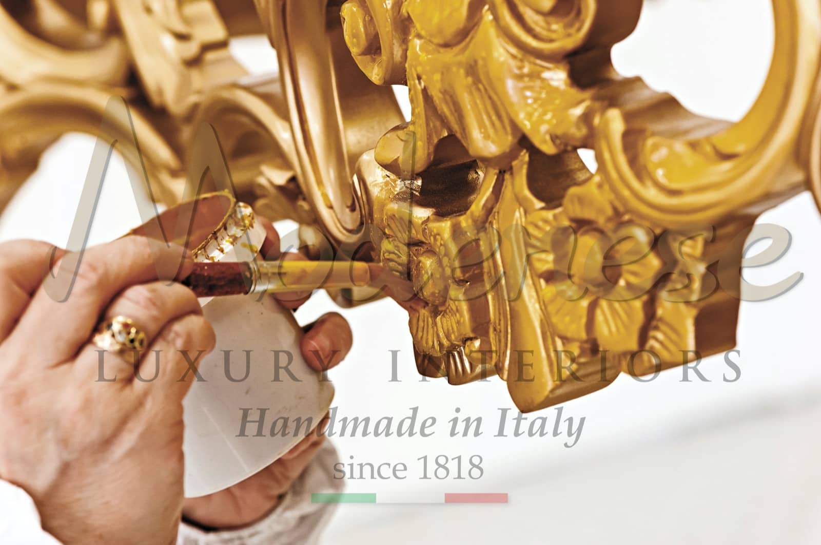 Application de feuille d'or 24 carats de luxe maîtres artisanaux fabrication de meubles italiens pièces d'art personnalisées détails de design d'intérieur villa royale palais résidentiel luxueux décoration dorée