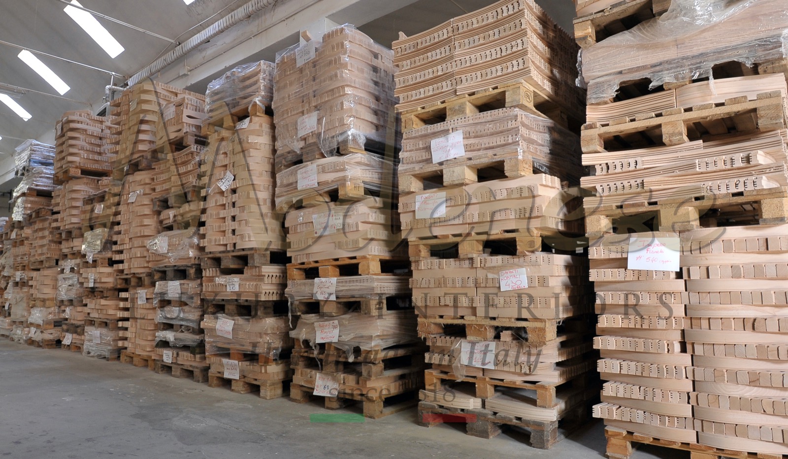 rafinované elegantní materiály požadavky na vkus pozornost ke klientovi ruční výroba italský klasický nábytek výroba bytovýchdekorací řemeslné zpracování boiserie dřevěné panely masivní dřevo vyřezávané řezby surové struktury nejlepší prémiová kvalita personalizované