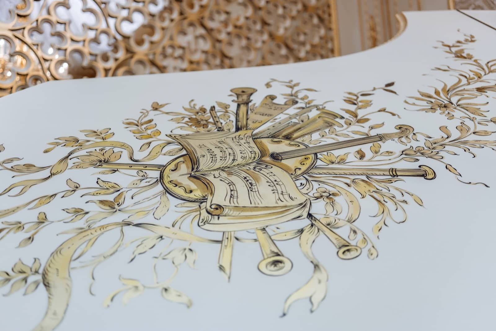 řemeslné zpracování ručně malované vzory detaily elegantní malba zlatý list aplikace řemeslníci italské výroby dekorativní nápdy řešení pro luxusní domov královská vila rezidenční palác projekt