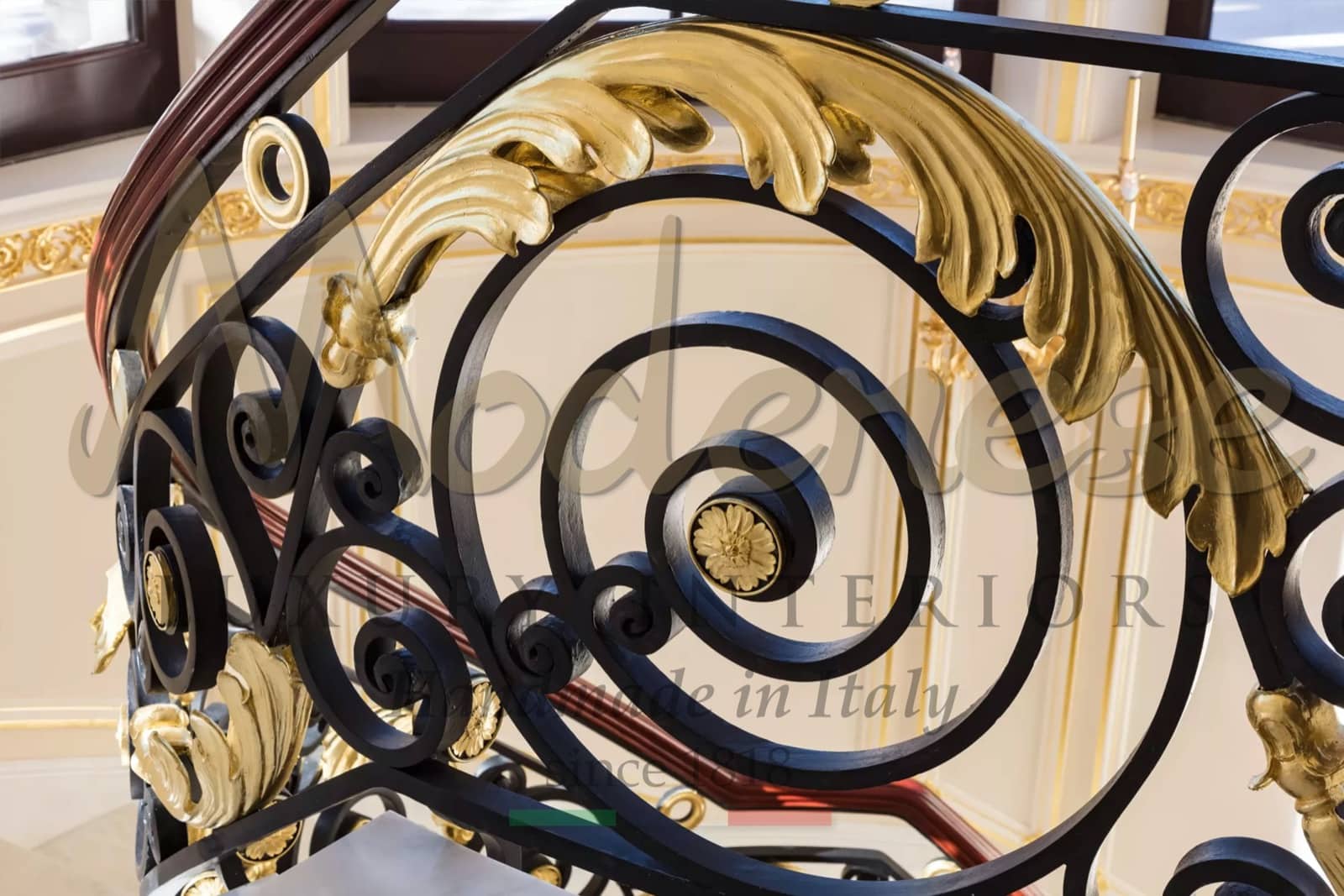 aplikace plátkového zlata pozornost k detailům železné kované zábradlí nejlepší nápady interiérového studia baroko luxusn klasika vyrobená v Itálii interiéry stylové projekty baroko rokoko empír